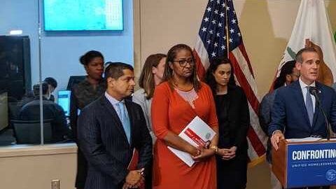 El alcalde de Los Ángeles, Eric Garcetti, durante la conferencia de prensa de este lunes.
