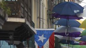 Varios policías permanecen apostados a las afueras del Palacio de Santa Catalina.