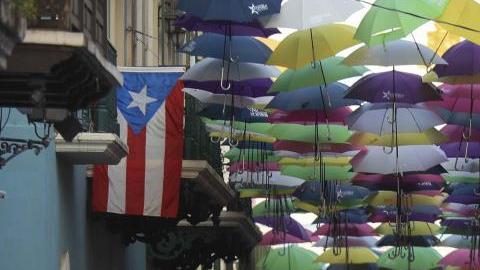 Varios policías permanecen apostados a las afueras del Palacio de Santa Catalina.