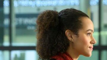 Nathalie Emmanuel y Nikesh Patel en "Four weddings and a funeral"