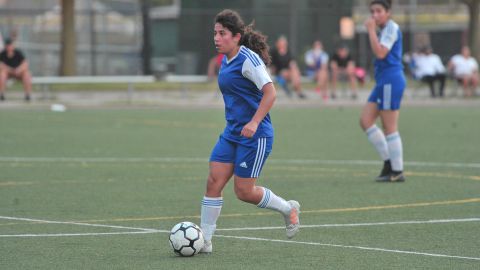 Yasmin Carrera juega con Cicero Jaguars. (Javier Quiroz / La Raza)