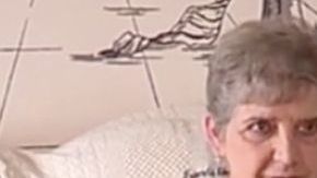 La señora implicada y uno de los gatos.