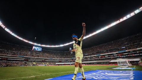 Los americanistas no olvidan a su ex figura y lo reconocen aún portando la playera de Chivas.