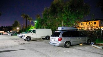 Automóviles con personas durmiendo en un estacionamiento de Safe Park LA cerca del Centro de Salud de Los Angeles de Veteran Affairs en Los Angeles, California.
