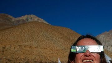 Siempre hay que usar lentes especiales para ver un eclipse.