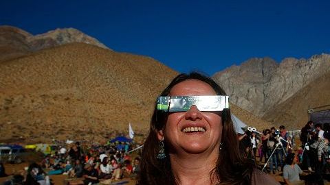 Siempre hay que usar lentes especiales para ver un eclipse.