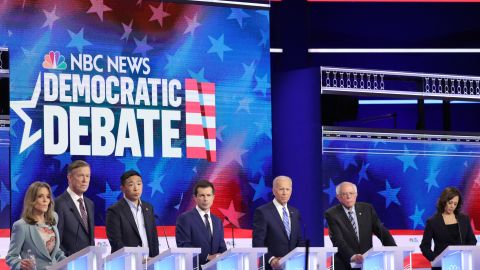 Los precandidatos demócratas en el segundo día de debate en Miami.