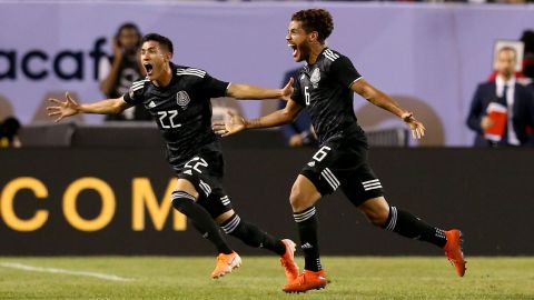 Dos Santos festeja el gol de la victoria.