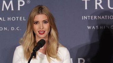 Ivanka Trump junto a su padre.