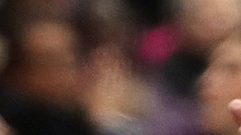 La estatua tenía que llevar el color del abrigo que la primera dama llevó en la investidura.