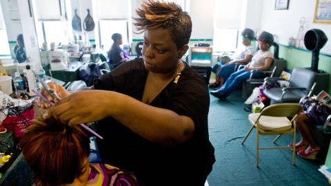 California es el primer estado en la nación en prohibir la discriminación racial basada en el cabello natural.