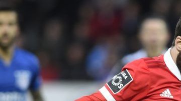 Antonio Briseño en partido contra Benfica.