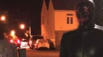 Así viste el hombre que persigue a víctimas mientras se toca y gime.