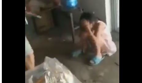 La pequeña trataba de protegerse.