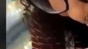 La joven pasa la lengua por el helado.