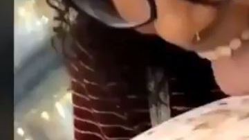 La joven pasa la lengua por el helado.