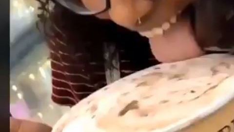 La joven pasa la lengua por el helado.