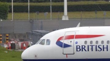 Un avión de la aerolínea británica British Airways (BA), es inspeccionado por los servicios de seguridad.