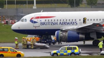 Un avión de la aerolínea británica British Airways (BA), es inspeccionado por los servicios de seguridad.