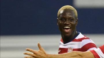 El jugador estadounidense Eddie Johnson (i) celebra con su compañero Landon Donovan. EFE/archivo