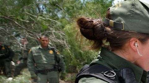 Más del 50% de los agentes fronterizos son latinos, según LA Times.