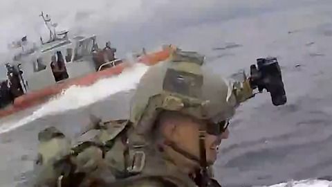 Los Guardacostas estadounidenses deteniendo a un sumbarino.