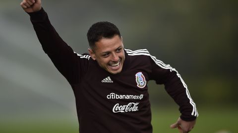 Chicharito presume en Instagram dibujos de él hechos por niños.