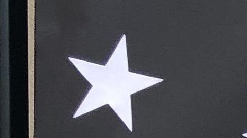 Rosa y sus dos hijitos celebran la graduación de Kindergarten./Cortesía FriendsLA