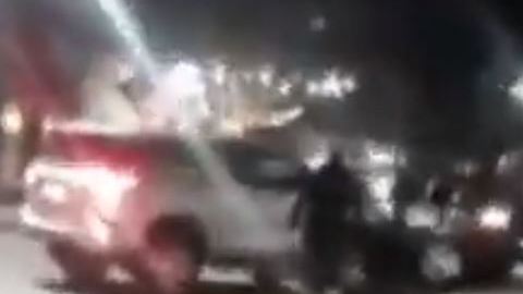 Enfurecida, la mujer chocó con su camioneta el auto de su pareja.