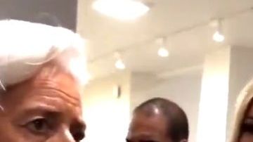 Ivanka Trump intenta involucrarse en una conversación con líderes sin mucho éxito.