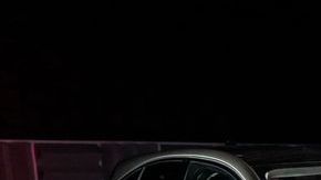 Sin sonido de motor, el Jaguar I-PACE eléctrico requería una nueva forma de advertir a los usuarios ciegos, discapacitados visuales y otros usuarios vulnerables de la carretera a los que se aproxima a baja velocidad. Jaguar ha diseñado un Sistema de Alerta de Vehículos Audibles (AVAS) único para su primer EV que cumple y supera todas las futuras leyes globales.