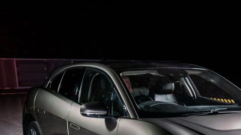 Sin sonido de motor, el Jaguar I-PACE eléctrico requería una nueva forma de advertir a los usuarios ciegos, discapacitados visuales y otros usuarios vulnerables de la carretera a los que se aproxima a baja velocidad. Jaguar ha diseñado un Sistema de Alerta de Vehículos Audibles (AVAS) único para su primer EV que cumple y supera todas las futuras leyes globales.