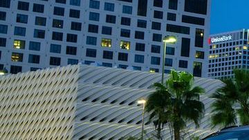 Jaguar F-Pace. Precio desde: $40,990. En la nueva era de los SUVs de lujo, no podía faltar un Jaguar. El nuevo F-Pace SUV también se pondrá a la venta el próximo año y la automotriz inglesa espera un fuerte movimiento en sus concesionarios con este modelo. El F-Pace se ve impresionante y con un V6 potente, debería ser una mina de oro no explotada para Jaguar.