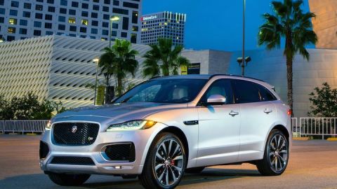 Jaguar F-Pace. Precio desde: $40,990. En la nueva era de los SUVs de lujo, no podía faltar un Jaguar. El nuevo F-Pace SUV también se pondrá a la venta el próximo año y la automotriz inglesa espera un fuerte movimiento en sus concesionarios con este modelo. El F-Pace se ve impresionante y con un V6 potente, debería ser una mina de oro no explotada para Jaguar.