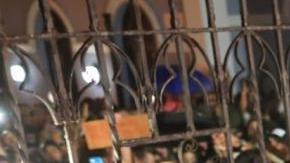 Decenas de manifestantes se dieron cita ayer frente a La Fortaleza, para exigir la renuncia del gobernador.