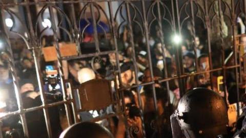 Decenas de manifestantes se dieron cita ayer frente a La Fortaleza, para exigir la renuncia del gobernador.