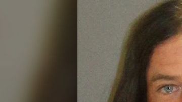 El hombre aseguró a la policía que estaba enseñando a su hijo a nadar.