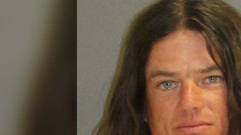 El hombre aseguró a la policía que estaba enseñando a su hijo a nadar.