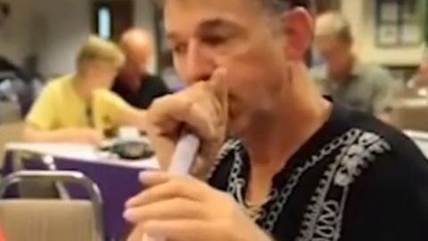 Profesor acusado de eyacular en la flauta.