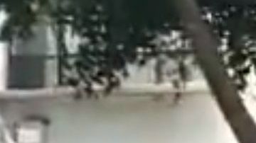 José Luis González se paró unos segundos frente la camioneta donde iba Mike Pompeo.