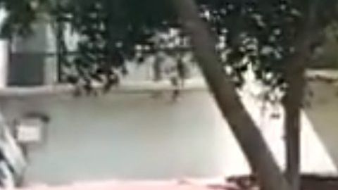 José Luis González se paró unos segundos frente la camioneta donde iba Mike Pompeo.