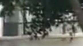 José Luis González se paró unos segundos frente la camioneta donde iba Mike Pompeo.