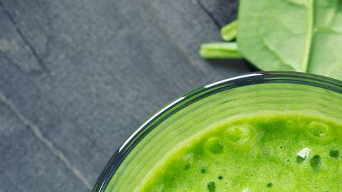 El consumo diario de este batido verde, reduce la acidez de la sangre regulando el pH del cuerpo.