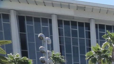 Familias angelinas se escapan del calor jugando en Grand Park.