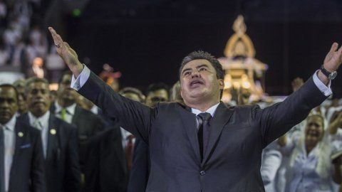 Naasón Joaquín García.