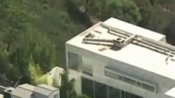 Imagen aérea captada por Sky5 de la orden de registro en Hollywood Hills e imagen de archivo publicada por el Alguacil del Condado de Los Ángeles.