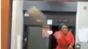 La mujer comenzó a arrojarle a los empleados refresco.