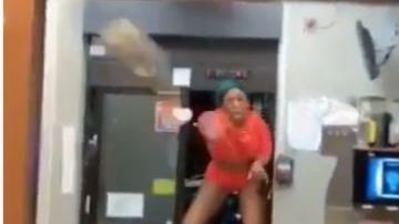 La mujer comenzó a arrojarle a los empleados refresco.