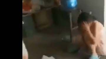 En todo momento, la menor se cubre la cara.