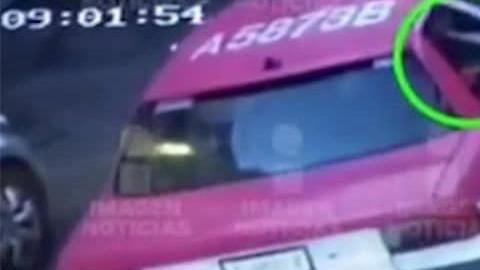 El taxista primero la asaltó